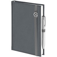 Kalendarz B5 2026 Cross z gumką i ażurową datówką układ stron tygodniowy papier kremowy kolor okładki srebrny