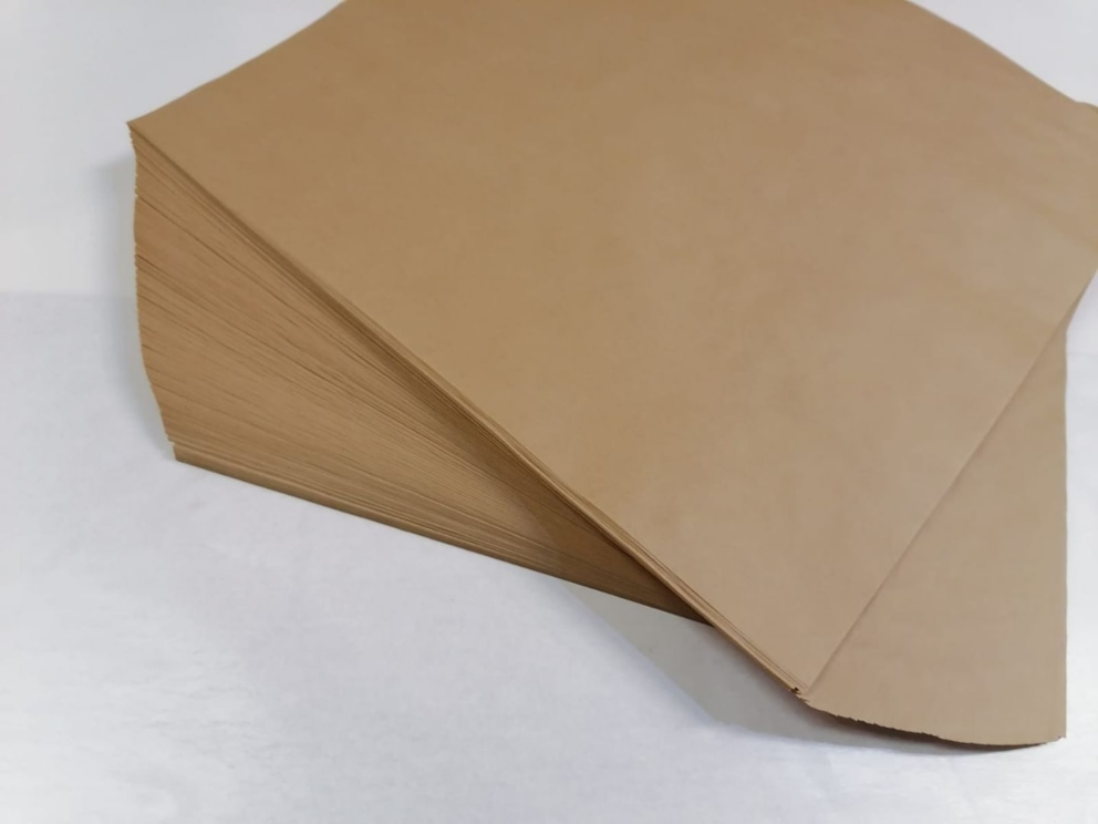 Papier pakowy Kraft Mg gładki brązowy 40 gsm  50cmx50cm 
opakowanie=1000 arkuszy (10 kg)