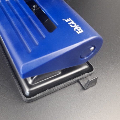 Dziurkacz 837 czerwony dziurkuje do 32 kartek