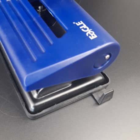 Dziurkacz 837 czarny dziurkuje do 25 kartek